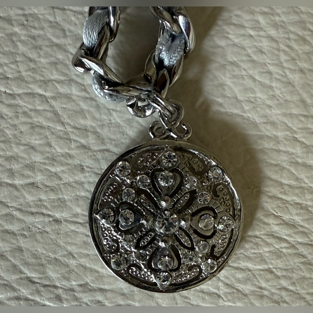 🦃 Cookie Lee Silver Strung Ribbon Rhinestone Medallion Pendant Necklace - Picture 8 of 9